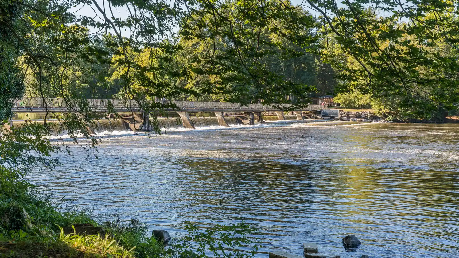 De stuw in de Dordogne bij Beaulieu-sur-Dordogne, gezien vanaf de oever