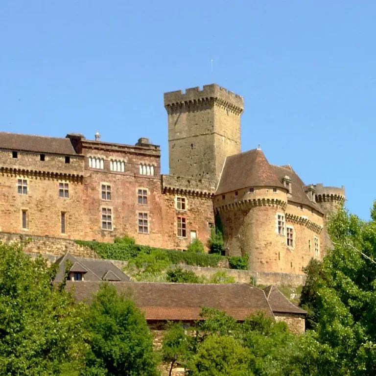 Kasteel Castelnau-Bretenoux van dichtbij, met de vierkante donjon en de ronde torens