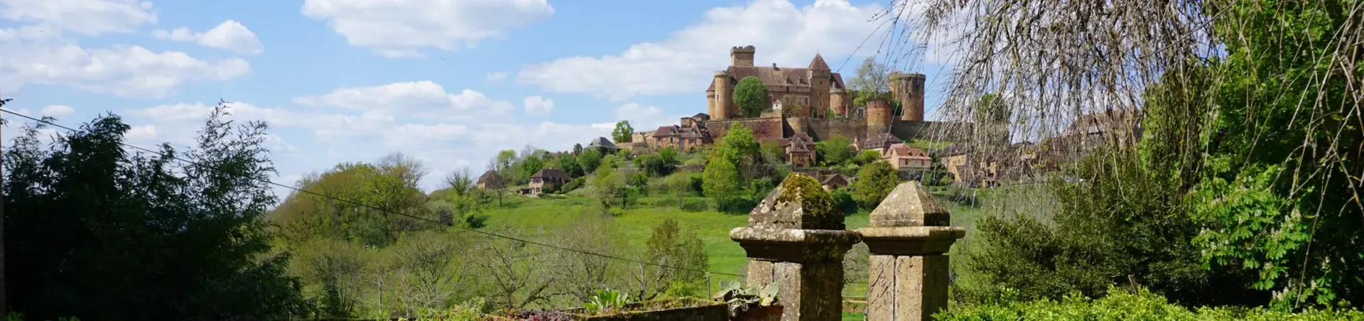 Kasteel Castelnau-Bretenoux op de heuvel, gezien vanaf het château
