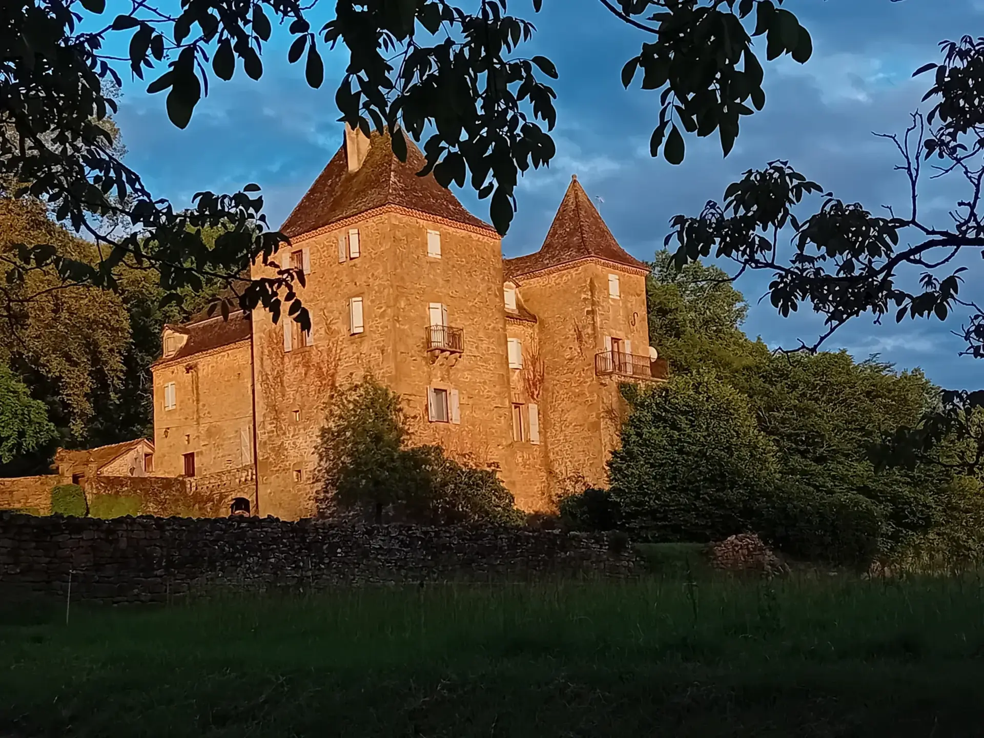 Het château in avondlicht, met de gevel warm verlicht door de ondergaande zon