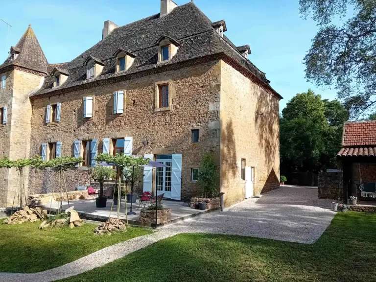 Gevel van het château, gezien vanaf de binnenplaats