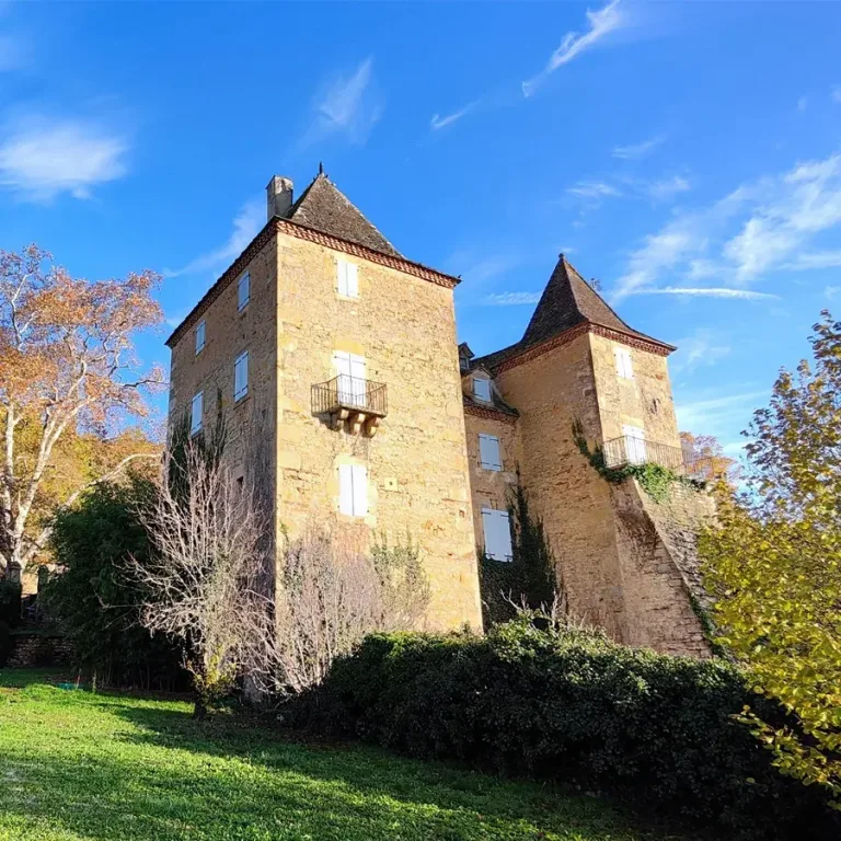 Een van de torens van het château, tegen een blauwe lucht