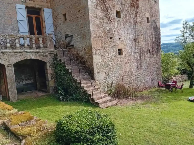 De toren van het château, met de stenen trap ervoor