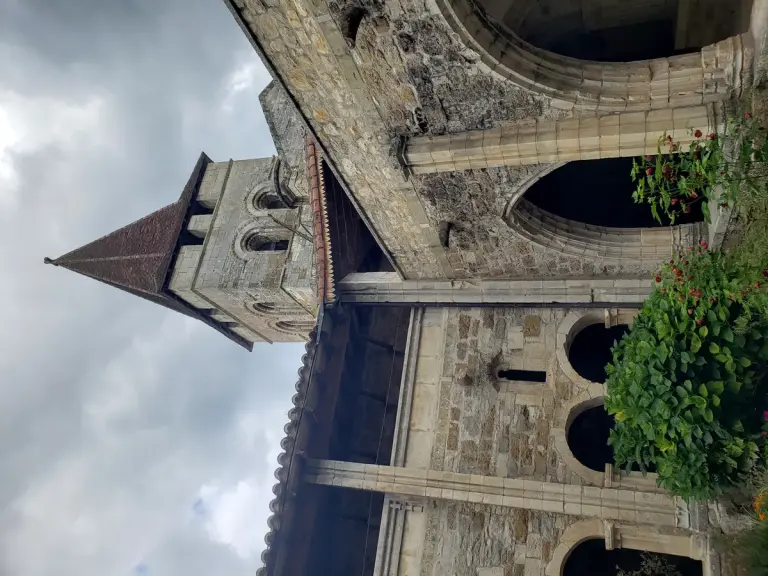 Het romaanse klooster van Carennac met de klokkentoren van de priorijkerk, gezien vanuit de kloostertuin