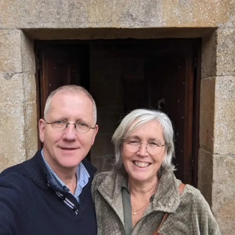 Ester en Bob Veldman bij de voordeur van het château
