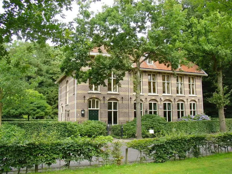 Het pand in Frederiksoord waar Bob zijn antiekzaak had