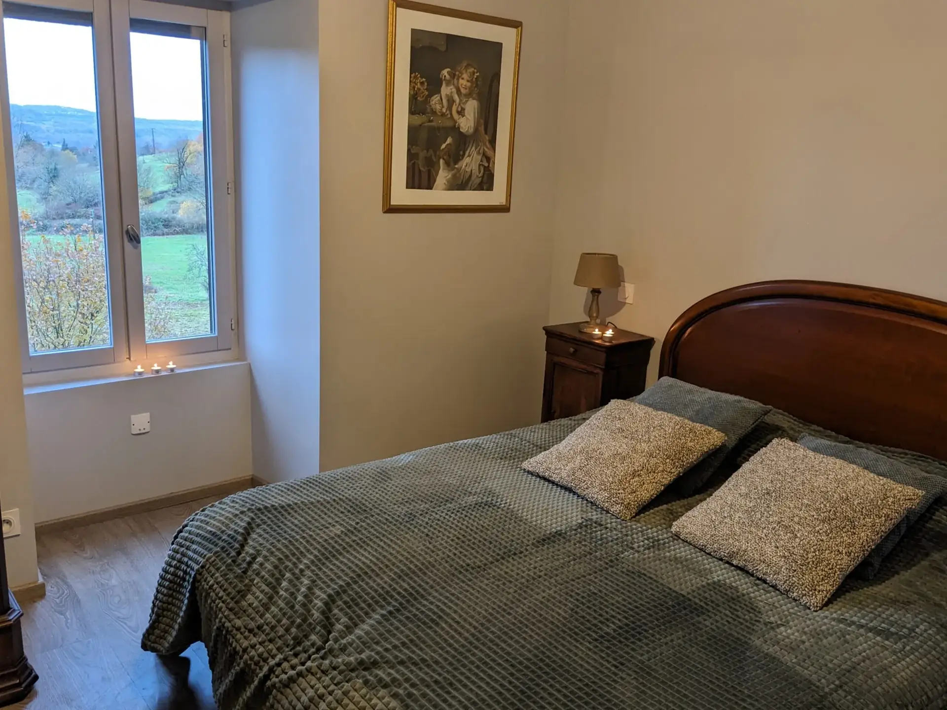 Slaapkamer met tweepersoonsbed van Gilles del Bosc