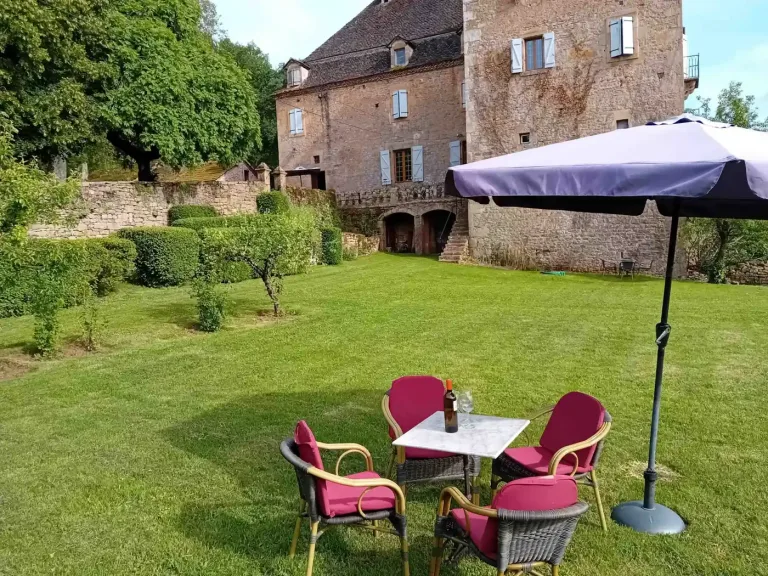Terrasse du gîte Gilles del Bosc sur la pelouse, avec vue sur la façade du château