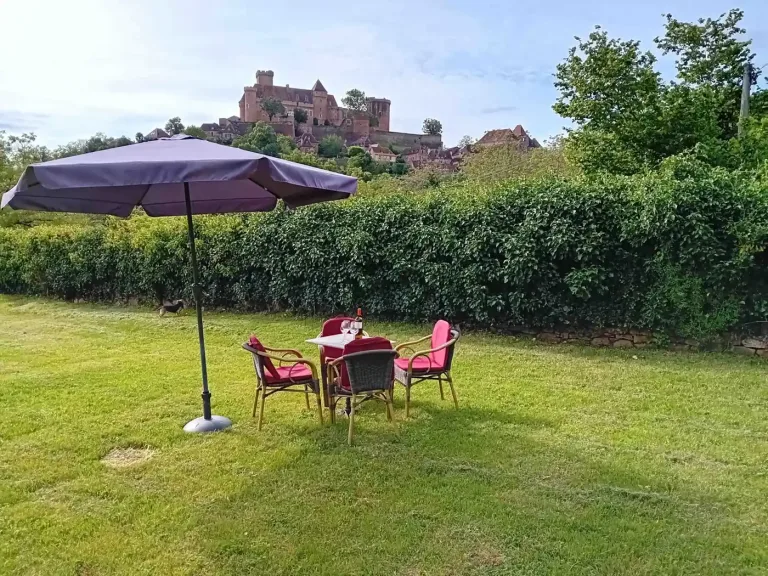 Privéterras van Gilles del Bosc met uitzicht op kasteel Castelnau-Bretenoux