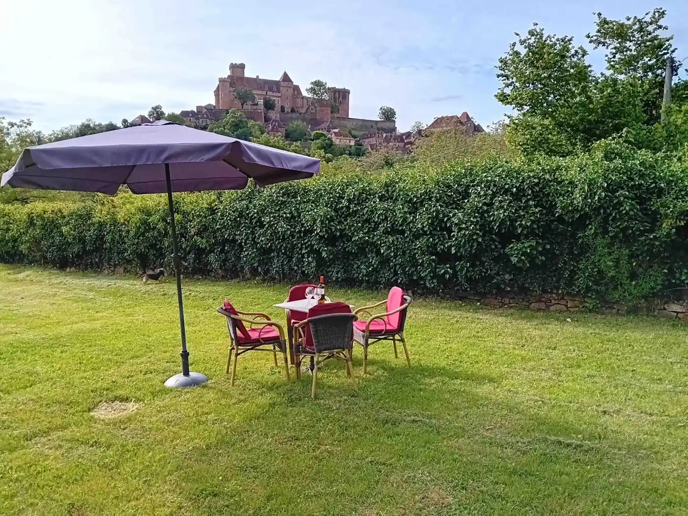 Privéterras van Gilles del Bosc met uitzicht op kasteel Castelnau-Bretenoux