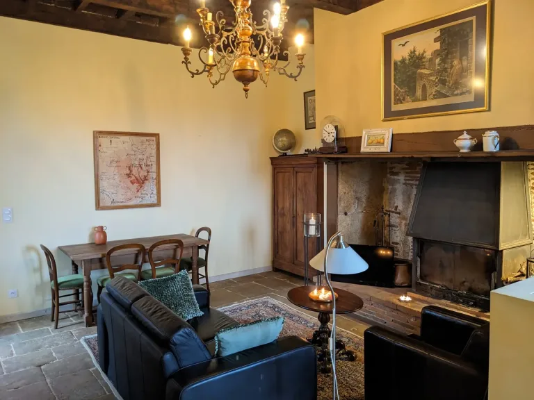 Woonkamer van Gilles del Bosc met de open haard