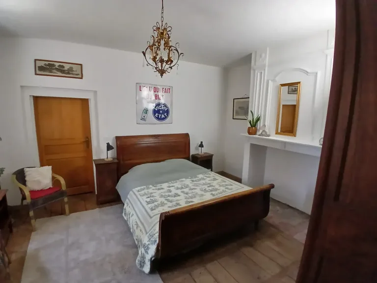 Slaapkamer van chambre d'hôtes Jean Mouliérat met schouw en spiegel
