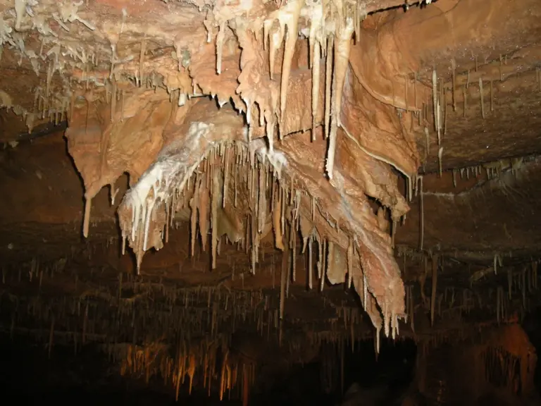 Des stalactites dans les Grottes de Lacave, près de Souillac
