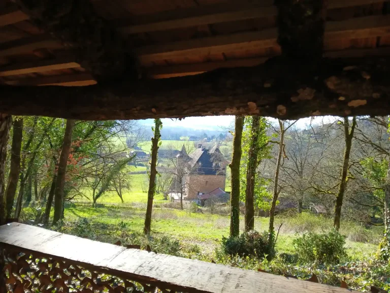 Uitzicht over de vallei vanuit een overkapping op het landgoed