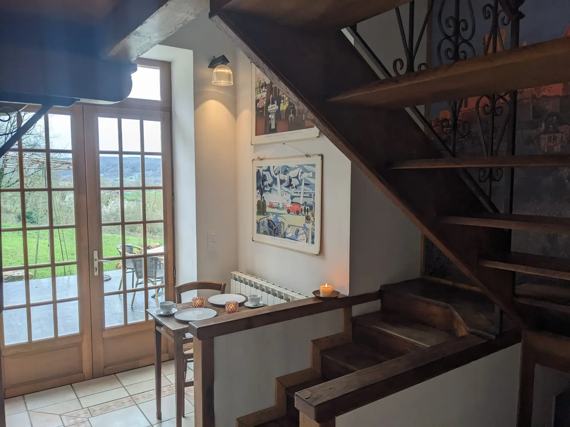 Portes-fenêtres ouvrant sur la terrasse privée du gîte Louis IX