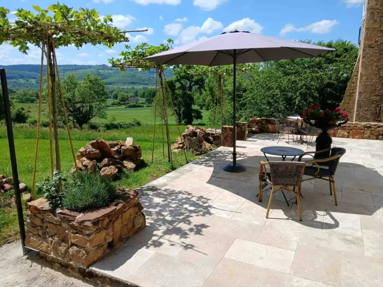 Private Südterrasse von Louis IX mit Gartenmöbeln