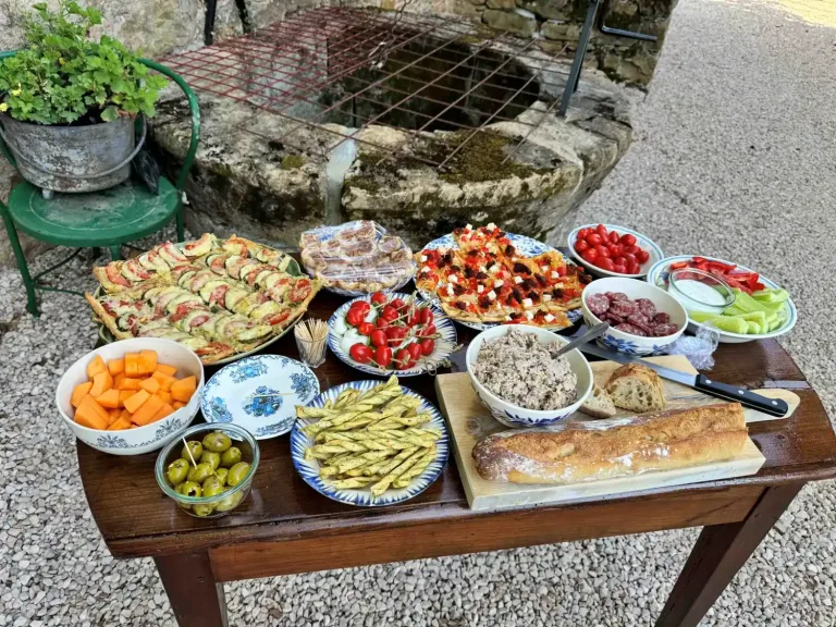 Table dressée pour la table d'hôtes, avec quiche, salades et pain