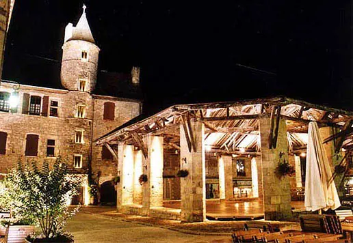 La halle de Martel et la tour de l'Hôtel Fabri, éclairées le soir