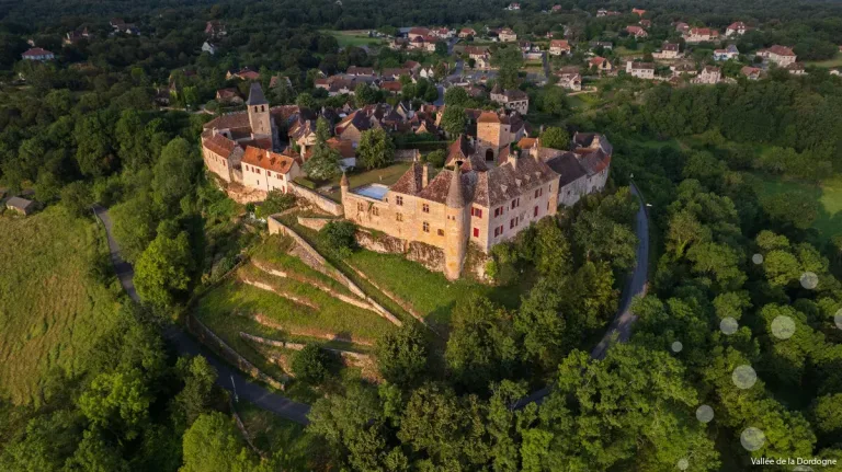 Loubressac, versterkt dorp op de rand van de Causse de Gramat