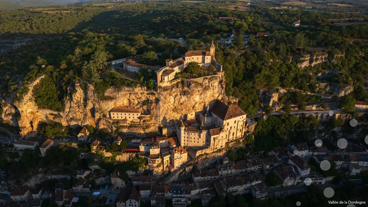 Het klifdorp Rocamadour, vastgepind op een kalkklif