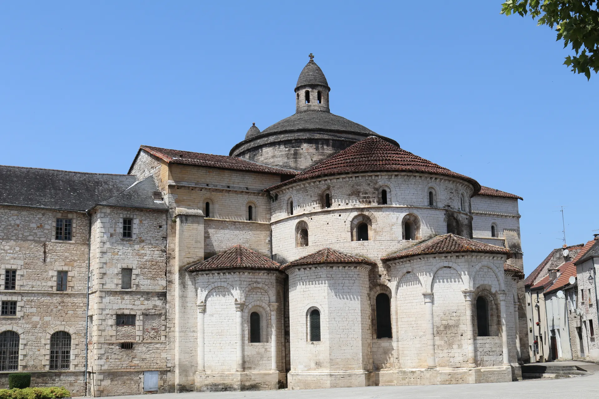 L'abbatiale Sainte-Marie de Souillac et les coupoles caractéristiques de son chœur roman