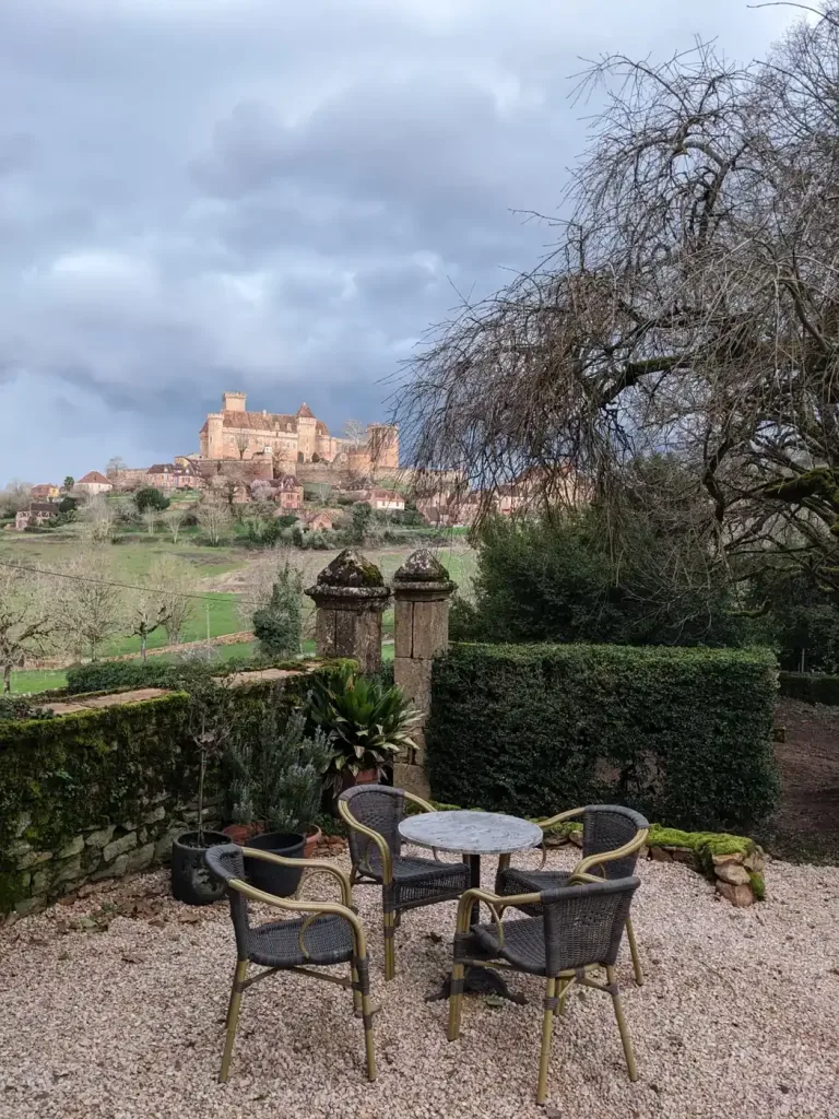Terras op het landgoed met uitzicht op kasteel Castelnau-Bretenoux