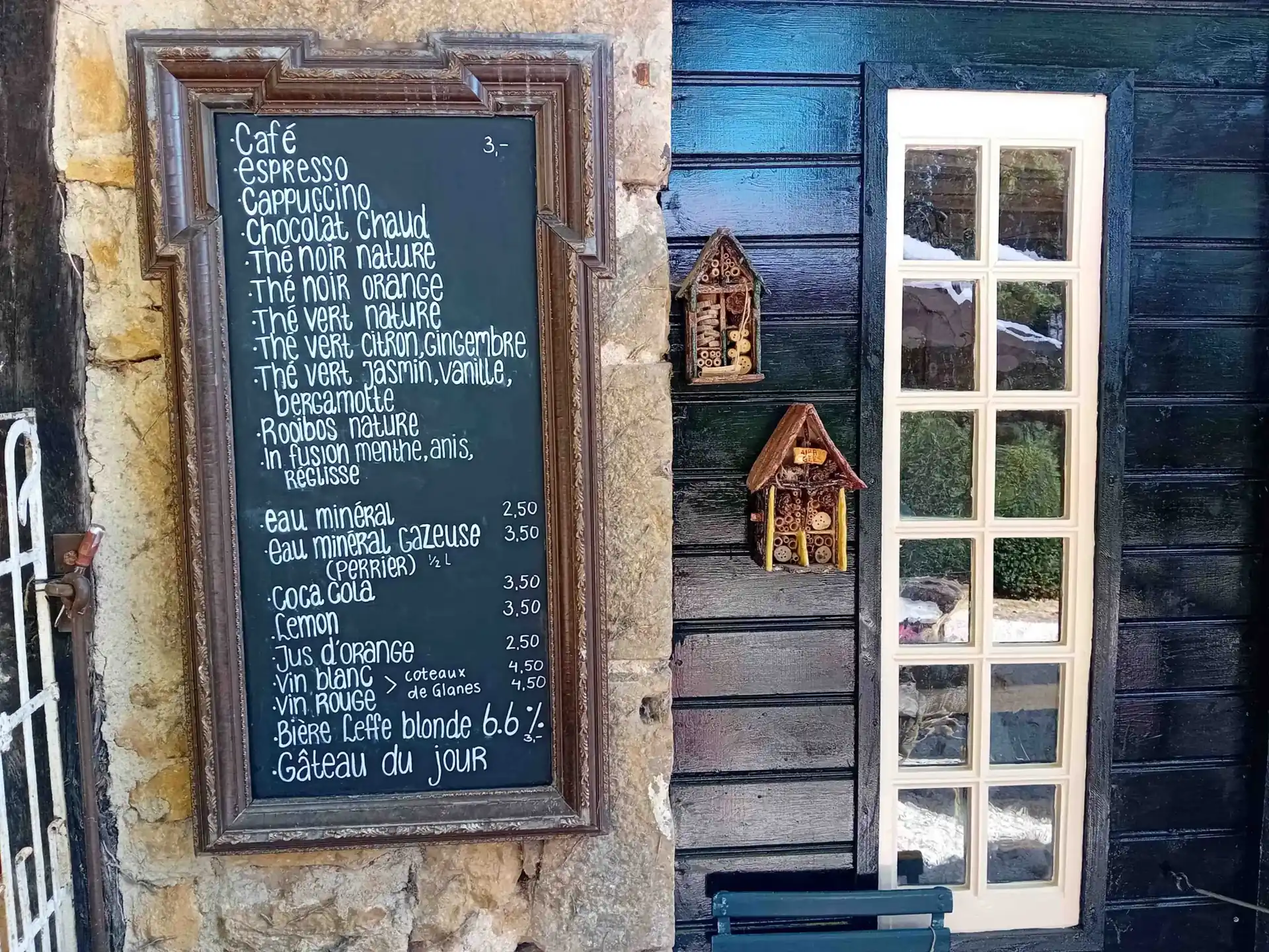 Die Kreidetafel mit Kaffee, Tee und Getränken auf der Terrasse des Teegartens