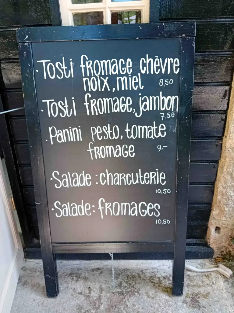 Kreidetafel mit Toasts, Panini und Salaten am Teegarten