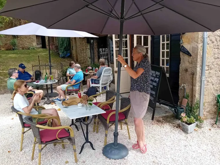 Gasten op het terras van de theetuin